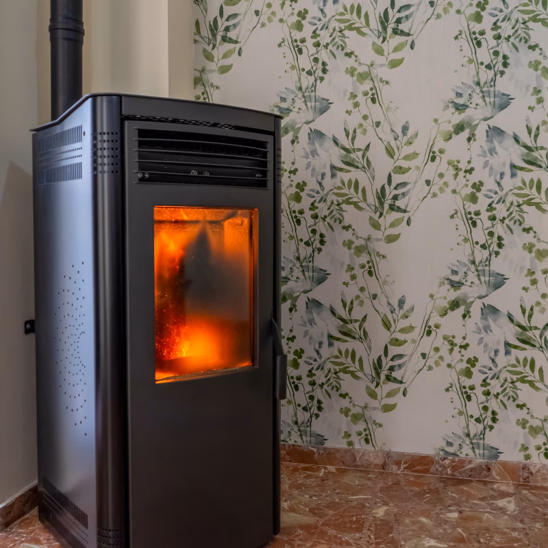 Estufa de pellet instalada en salón moderno